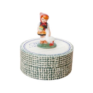 VTG ambachtelijk poppenhuisminiatuur, biscuitpop met gans in antieke kartonnen doos, 3/4" Hummel-reprobeeldje, gesigneerd C.P. 81 Carol Pongracic