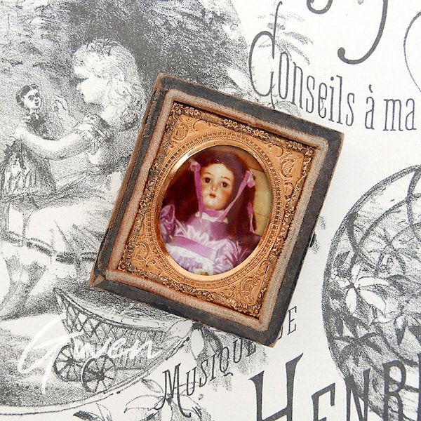 Ancien Petit Cadre Ormolu Napoléon III avec Portrait de Poupée Antique, Décor de Maison de Poupée, Objet de Vitrine