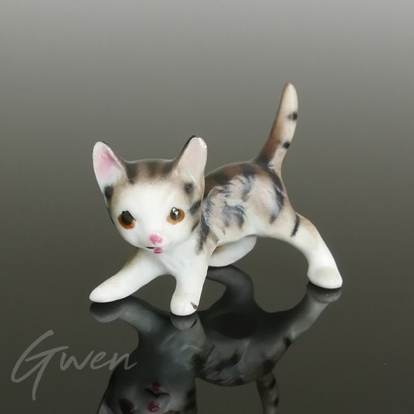 Ancienne Figurine Miniature, Chat en Porcelaine, Petit Sujet 30 mm, Statuette de chaton, Objet de Vitrine, Accessoire de Poupée, Japon