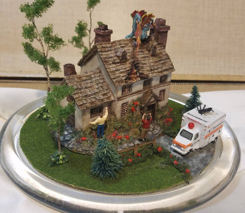 Divertente diorama fuoco respiro drago sulla casa tetto ...