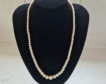 Collar vintage de perlas de imitación / Cuentas clásicas color crema con cierre decorativo / Bisutería elegante