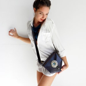 Blaue und natürliche fünfeckige Ledertasche, genäht mit natürlichem Riemen und Blumenschnalle