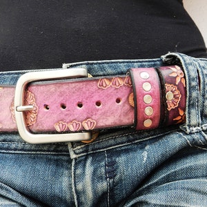 Ceinture en cuir rose, Ceinture en cuir fleurie.