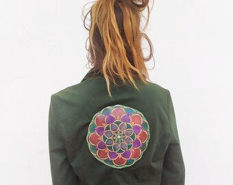 Grüne Kurzjacke mit großem Mandala auf dem Rücken.