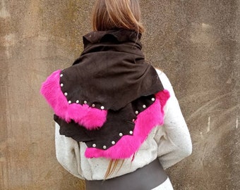 Handkerchief, scarf, bandana, leather scarf with fuxia hair decoration.