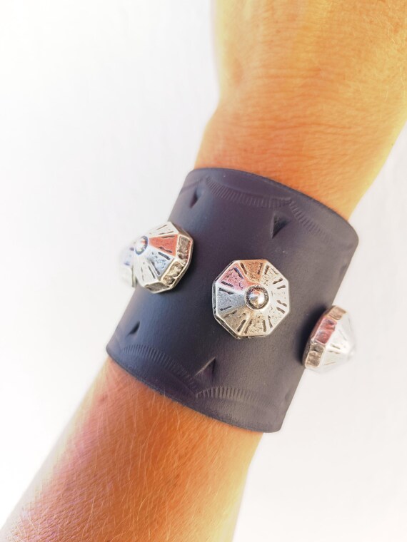 Bracelet En Cuir Noir Et Rouge Avec Rivets Et Anneau D - Cuir Haut De Gamme, Style Fétichiste/BDSM