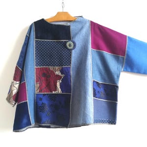 Giacca patchwork fatto a mano, tessuti vintage, kimono oversize upcycled  denim, lino, velluto, broccato, pezzo unico con spilla fatta a man