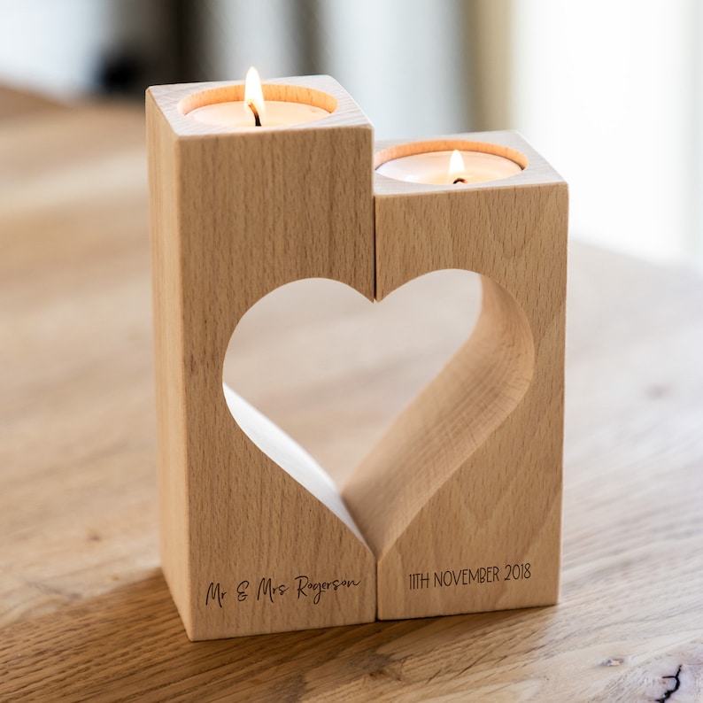 Juego de portavelas de madera en forma de corazón - Regalo de boda - Portavelas personalizado - Portavelas para velas pequeñas - Regalo para parejas - Regalo de aniversario - LC860 imagen 1