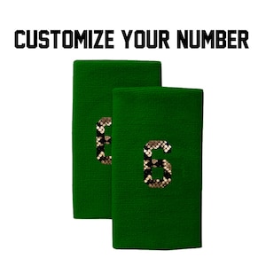 Peut inclure: Deux bracelets de poignet verts avec un numéro "6" à motif peau de serpent sur chacun. Personnalisez votre numéro.