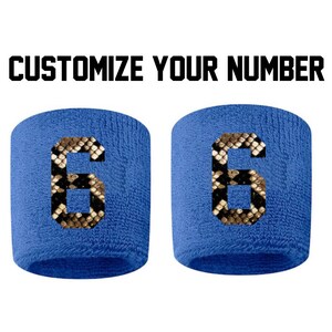 Peut inclure: Deux bracelets bleus avec un numéro 6 à motif peau de serpent sur chacun. Personnalisez votre numéro.