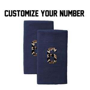 Peut inclure: Deux bracelets de poignet bleu marine avec un numéro "6" à motif peau de serpent sur chacun. Personnalisez votre numéro.