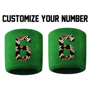 Peut inclure: Deux bracelets de poignet verts avec un numéro six à motif peau de serpent sur chacun. Personnalisez votre numéro.