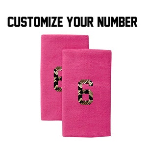 Peut inclure: Deux bandeaux de transpiration roses avec un numéro 6 imprimé en motif peau de serpent. Personnalisez votre numéro.