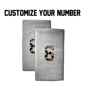 Peut inclure: Deux bracelets gris avec le numéro "6" imprimé en noir. Le numéro est fait d'un motif de peau de serpent avec des couleurs brunes et noires.