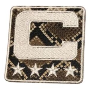 Puede incluir: Parche cuadrado con un fondo de estampado de piel de serpiente y una letra "C" bordada en blanco. Debajo de la letra hay tres estrellas bordadas en blanco. El parche tiene un borde blanco.