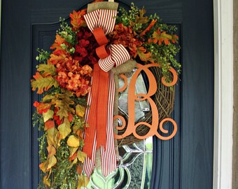 Corona de otoño para puerta: Hortensias, hojas de arce, enredaderas colgantes y follaje verde. Corona con monograma personalizado.