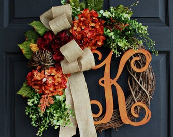 Corona de hortensias de otoño: decoración otoñal para la puerta con calabaza de ramitas