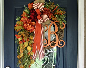 Corona de hortensias otoñales para puerta: decoración otoñal con vides y monograma.