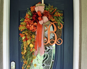 Corona de hortensias otoñales: decoración otoñal para puertas, opción de monograma