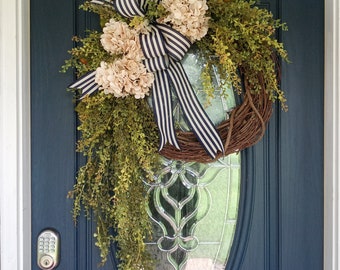 Corona de hortensias para puerta: Vegetación primaveral y veraniega, monograma personalizado.
