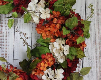 Corona de hortensias otoñales con calabaza: decoración otoñal para la puerta
