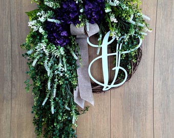 Corona de hortensias y vid: decoración para puertas durante todo el año, monograma personalizado.