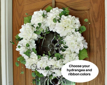 Corona de hortensias blancas: decoración primaveral de eucalipto para la puerta