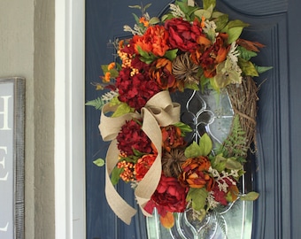 Corona de hortensias de otoño: decoración floral otoñal para la puerta