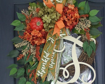 Corona de hortensias colgantes de otoño: decoración otoñal para la puerta con ficus.