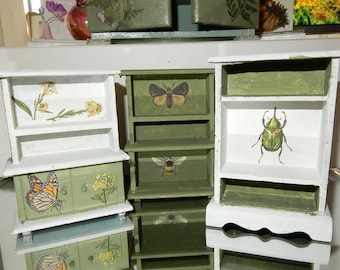 Botánica, plantas, naturaleza, insectos, aventura, armario, aparador, muebles, madera, casa de muñecas en miniatura, puerta de elfo, gnomo, fantasía, hierbas, bruja, cosplay