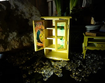 Muebles en miniatura de cuento de hadas, armario Aurora de color verde claro y dorado, casa de muñecas de madera de cuento de hadas, puerta de elfo, gótico, mágico, fantasía, vintage, Shackman OOAK