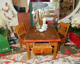 Mesa y tres sillas a juego, hermosa pátina, gran mueble de cocina para muñecas, colección de miniaturas de madera vintage, casa de muñecas, habitación de muñecas, ¿años 20? Juego de rol en vivo de vapor.