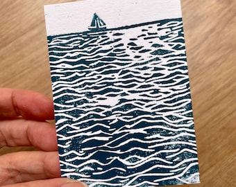 Grabado en linóleo ACEO de un pequeño barco – Miniatura de arte original impresa a mano – Pequeña tarjeta coleccionable de artista náutico – Grabado en linóleo de colección