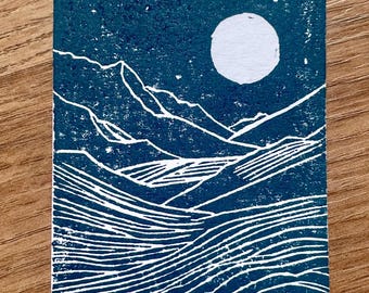Grabado en linóleo ACEO "Luna sobre el mar" – Miniatura de arte original impresa a mano – Pequeña tarjeta coleccionable de artista náutico – Grabado en linóleo de colección