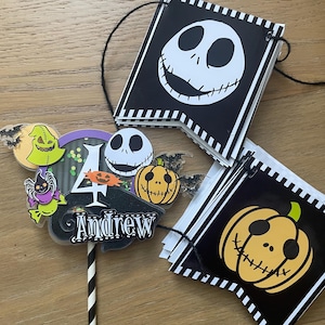 Op de afbeelding: Een Halloween-thema taarttopper en bannerset. De taarttopper heeft een naam en leeftijd, met Jack Skellington en pompoen ontwerpen. De banner heeft Jack Skellington en pompoen gezichten op zwart-witte vlaggetjes.