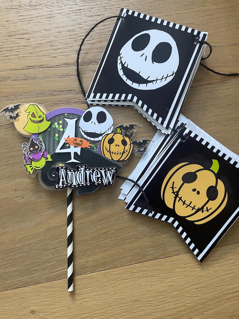 Op de afbeelding: Een Halloween-thema taarttopper en bannerset. De taarttopper heeft een naam en leeftijd, met Jack Skellington en pompoen ontwerpen. De banner heeft Jack Skellington en pompoen gezichten op zwart-witte vlaggetjes.