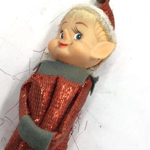 Tal cual Japón vintage rodillas cortas traje rojo brillante lamé adorno navideño duende cara de goma elfo decoración navideña de los años 60