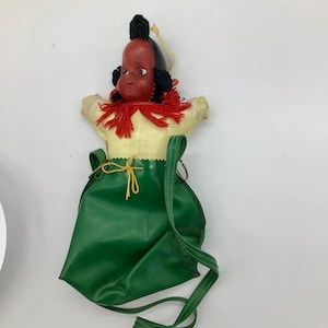 Wo tribal Indian 1940er Plastikpuppe Vinyl Geldbörse Tasche mit Reißverschluss Tasche mit Reißverschluss puppenförmig, puppenförmig, Garnhaare.