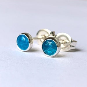 4mm Apatit Ohrstecker.. Apatit Ohrstecker..Apatit Schmuck..Handgemachter Schmuck..Neon Blauer Apatit Sterling Silber