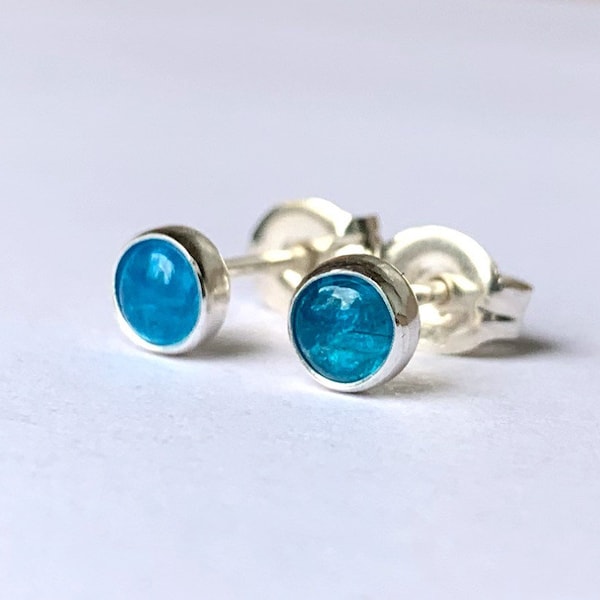 Petites puces d'oreilles en apatite 4 mm... Puces d'oreilles en apatite... Bijoux en apatite... Bijoux faits main... Argent sterling avec apatite bleu néon