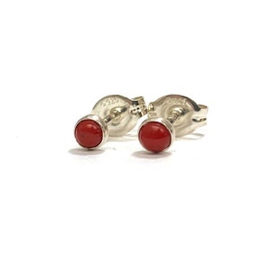 Micro Red Coral Stud Oorbellen .. Faux Koraal .. Rode Koraal Oorbellen .. 3mm Ronde Studs .. 925 Sterling Zilveren Studs