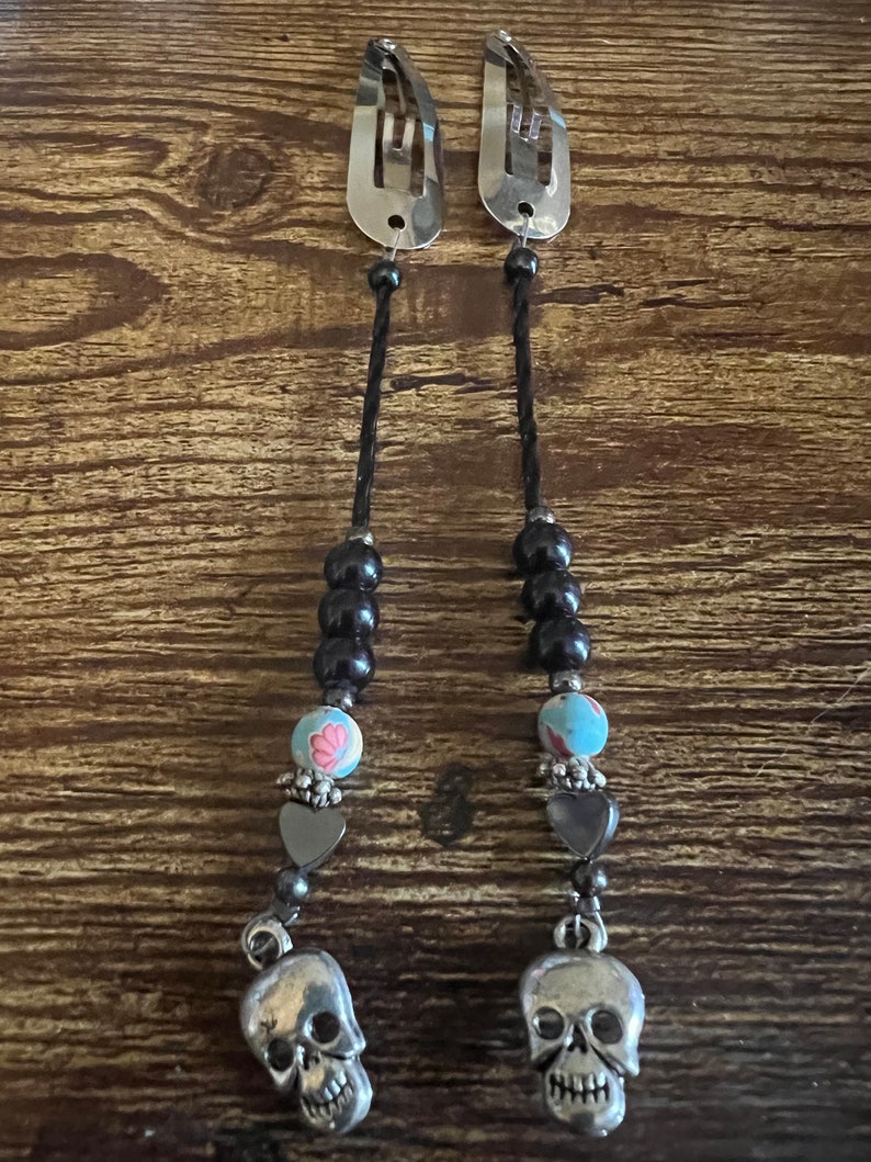 silver hair clips with beads and skull charms. 画像 1