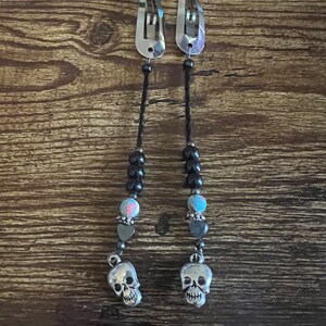 silver hair clips with beads and skull charms. 画像 2