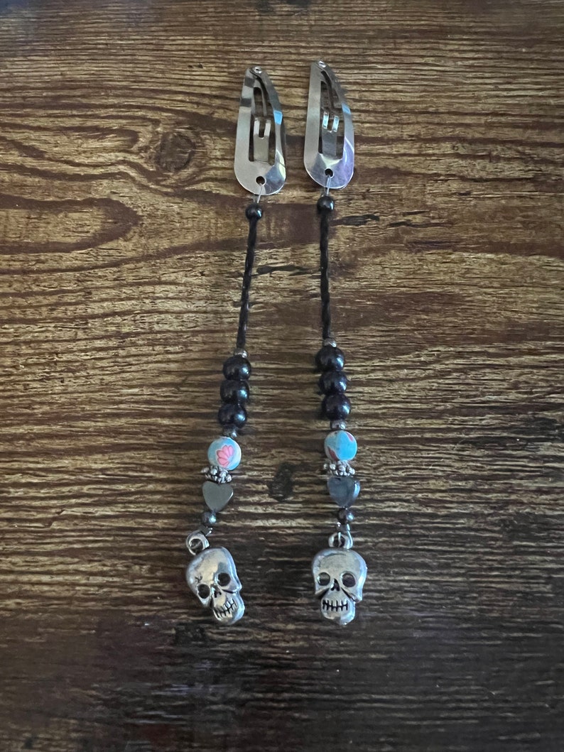 silver hair clips with beads and skull charms. 画像 2