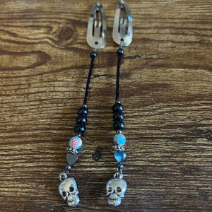 silver hair clips with beads and skull charms. 画像 3