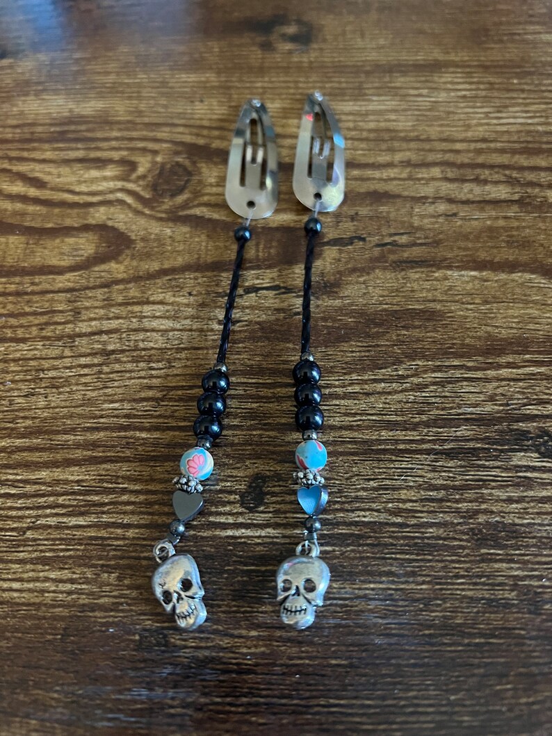 silver hair clips with beads and skull charms. 画像 3