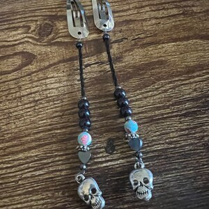 silver hair clips with beads and skull charms. 画像 4