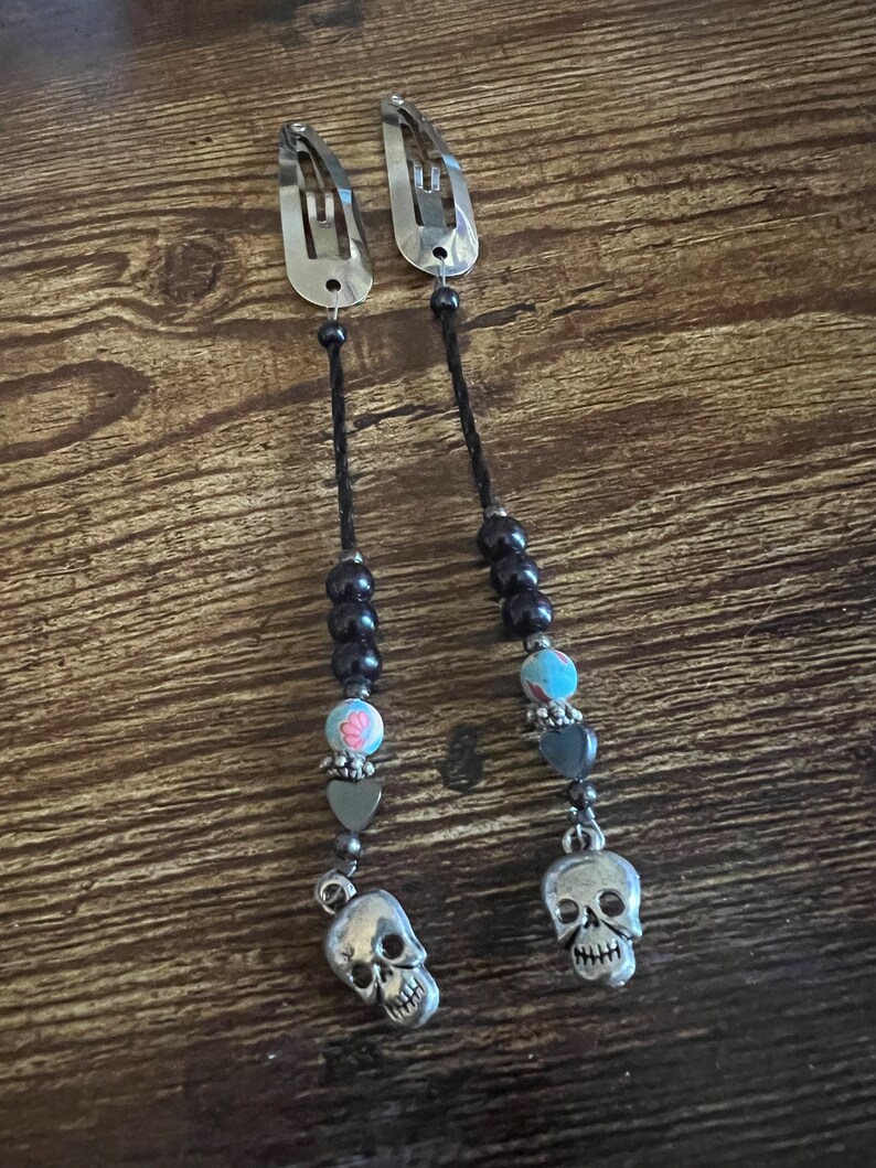 silver hair clips with beads and skull charms. 画像 4