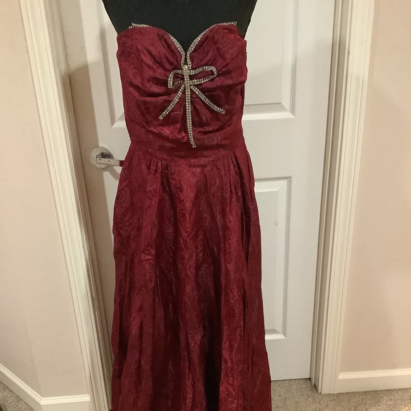 Robe longue sans bretelles vintage des années 40 et 50 en brocart bordeaux avec motif tourbillonnante robe starlette t M