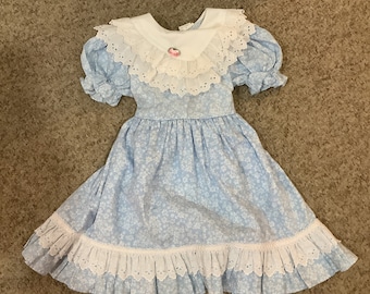 Vintage Bryan jaren '80 babyblauw witte bloemen Calico print met oogverlichte kanten kraag en enorme pofmouwen kleine meisjes petticoat stijl strikjurk 5